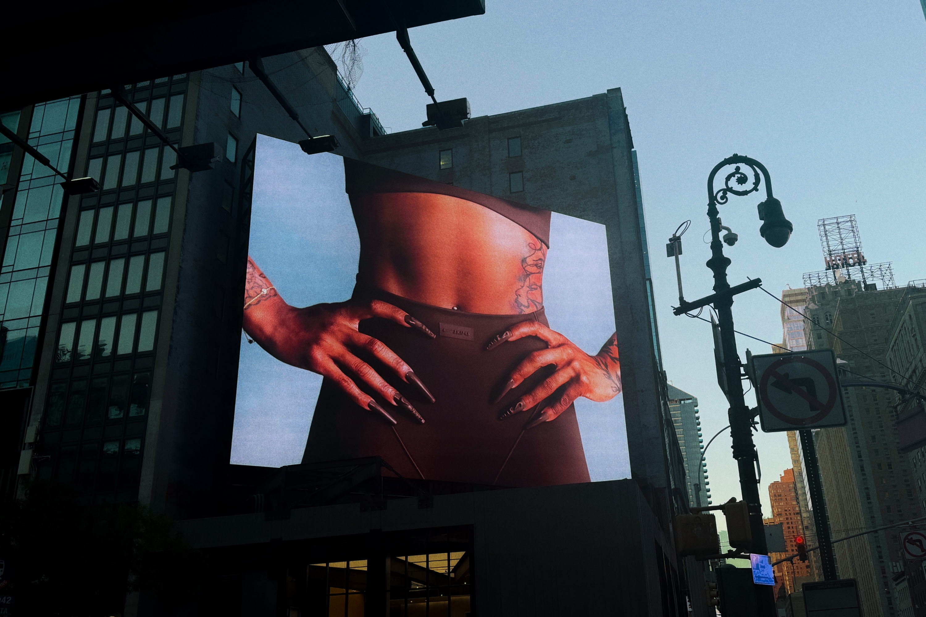 electronics,screen,computer hardware,hardware,monitor,traffic light,person,tv,advertisement,city