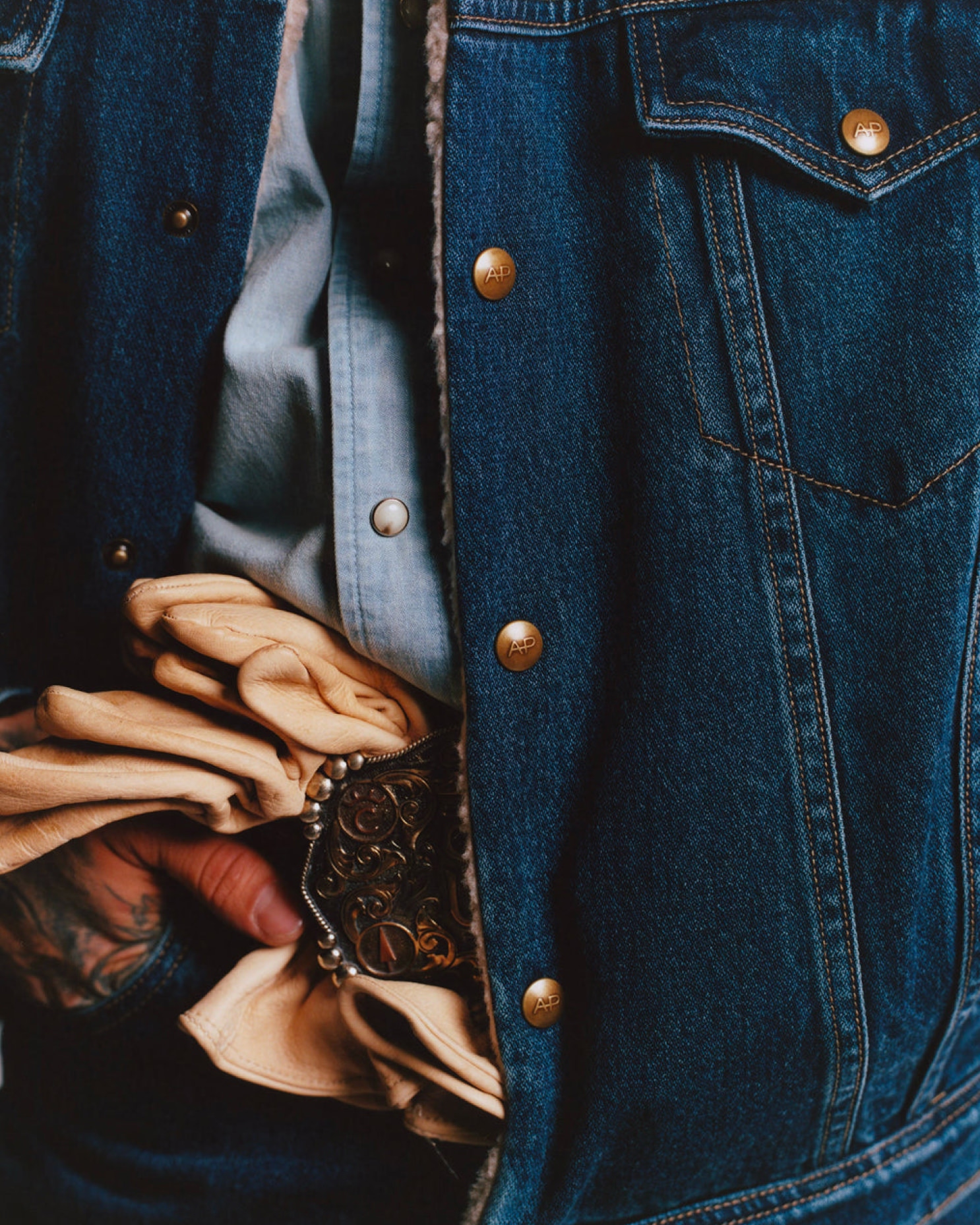 clothing,pants,accessories,formal wear,tie,coat,jacket
